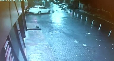 Cihangir'de dövmeci kıza kapkaç kamerada: Yere savruldu, çanta askısıyla aracı kovaladı
