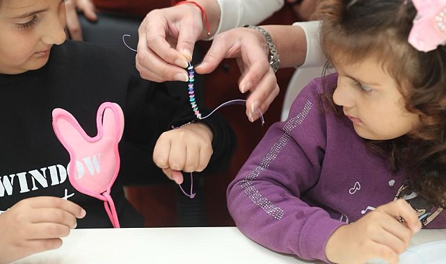 Çocuklar takılarını kendileri yaptı