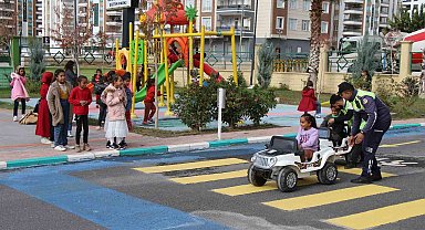 Çocuklar trafik kurallarını eğitim parkıyla öğreniyor