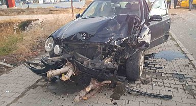 Çorum'da iki otomobil çarpıştı: 3 yaralı
