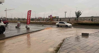 Çukur ve çamurla kaplı yollarının yapılmasını istiyorlar