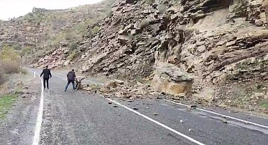Çukurca- Şırnak Karayoluna düşen kaya parçaları sürücüleri korkuttu