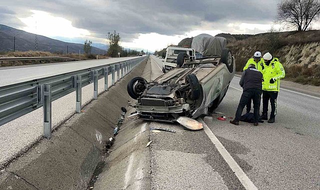 D100'de bariyerlere çarpan otomobil takla attı: 2 yaralı