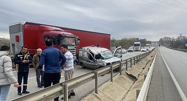 D100'de makaslayan tır, hafif ticari araç ile çarpıştı: 1 yaralı