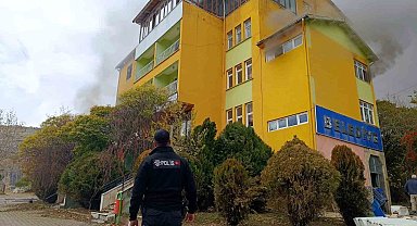 Daha önce belediye binası ve öğretmenevi olarak kullanılıyordu, alevler içinde kaldı