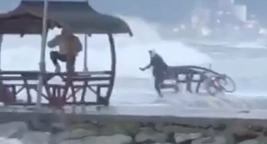Dalgalar arasında resim çekerken az kalsın canından oluyordu