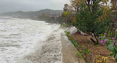 Dalgalar Karadeniz Sahil Yolu'na kadar ulaştı