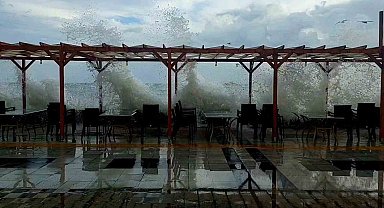 Deniz taştı, sahil suyla kaplandı