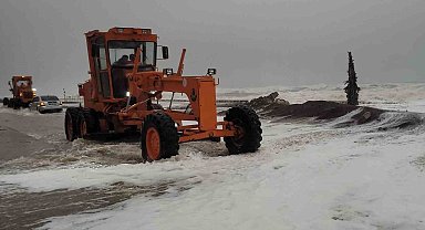 Denizin kara ile birleştiği ilçede fırtınanın bıraktığı hasar gün ağarınca ortaya çıktı