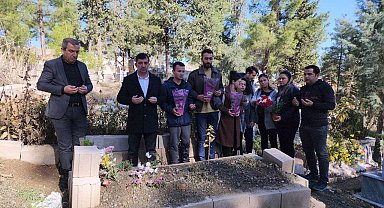 Deprem şehidi öğretmenler mezarları başında anıldı