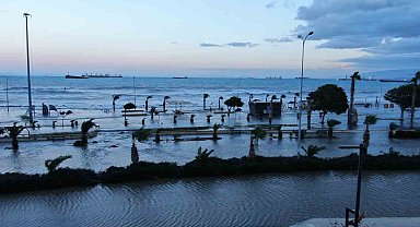 Deprem sonrası 1 metreyi bulan çökmenin yaşandığı İskenderun Körfezi'nde denizle kara birleşti