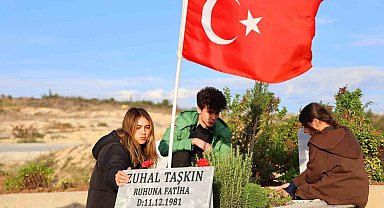Depremde ölen Zuhal öğretmeni öğrencileri mezarı başında andı