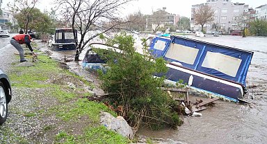 Dereler taştı, yollar sular altında kaldı, tekneler battı, evlerinde mahsur kalan 11 kişi itfaiye tarafında kurtarıldı