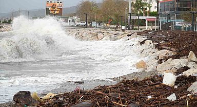 Dev dalgalar sahilleri dövüyor