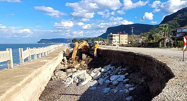 Dev dalgalar sebebiyle çöken yolda onarım çalışması başlatıldı
