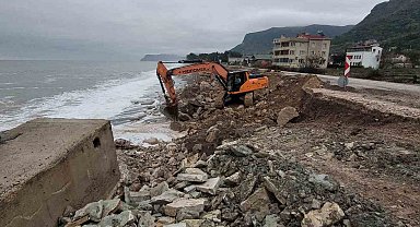 Dev dalgaların yıktığı istinat duvarı yeniden inşa ediliyor