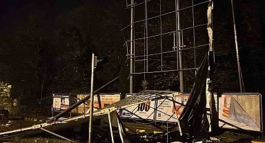 Dev tabela sert rüzgara dayanamayarak çöktü