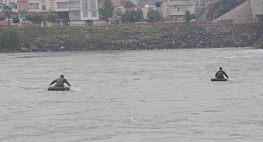 Dicle Nehri'ne atlayan kız kardeşlerden biri kurtarıldı, diğeri aranıyor