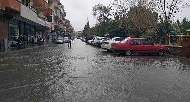 Didim'de sağanak yağış ve fırtına etkili oldu