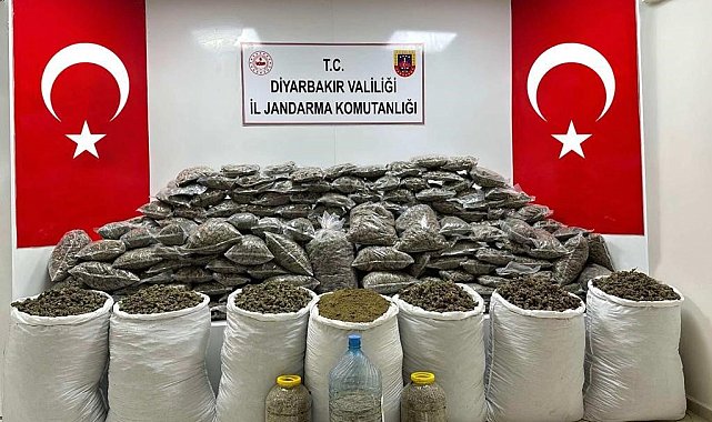 Diyarbakır'da EYP ve teröristlere ait yaşam malzemeleri ele geçirildi