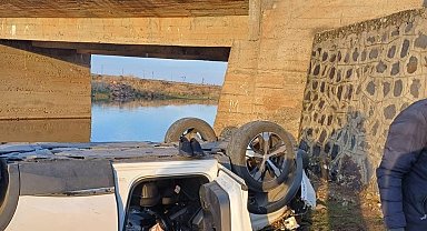 Diyarbakır'da kontrolden çıkan araç dereye uçtu: 1 yaralı