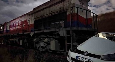 Diyarbakır'da lokomotif otomobile çarptı: 2'si ağır 5 yaralı