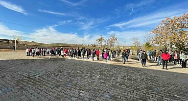 Diyarbakır'da öğrenciler Filistin için 'Aksa Çocuk Marşı' ve 'Kardan Aydınlık' ezgisini seslendirdi