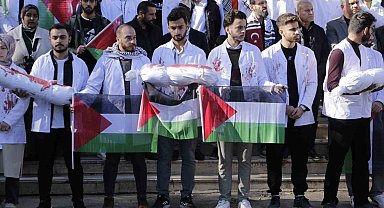 Diyarbakır'da tıp öğrencilerinden kefenli protesto