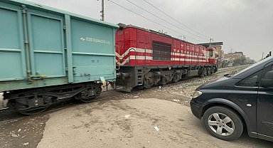Diyarbakır'da tren kazası: Hafif ticari araç sürücüsü ölümden döndü