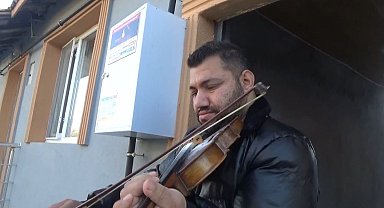 Doğal gaz açılışını keman çalarak kutladı