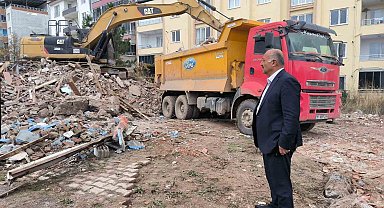 Doğanşehir'de ağır hasarlı binaların yıkımı sürüyor