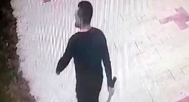 Doktor evden çıkmayan kiracısına baltayla saldırdı