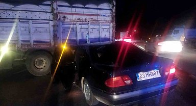 Dönüş yapan kamyona çarpan otomobilin sürücüsü yaralandı