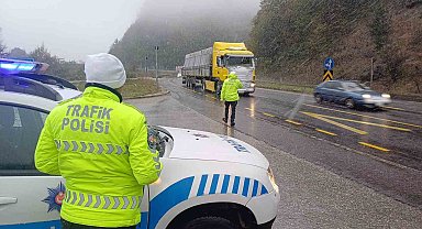 Düzce'de trafik ekiplerinin kar mesaisi başladı