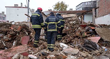 Edirne'de metruk bina çöktü: 2 kişi enkaz altında kaldı