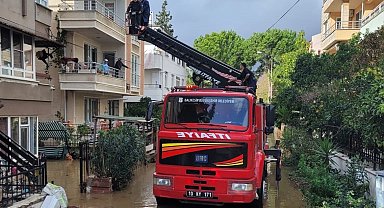 Edremit'te selde mahsur kalanların yardımına itfaiye merdiven ile yetişti