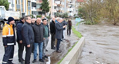 Edremit'te şiddetli yağış sonrası belediye ekipleri sahada