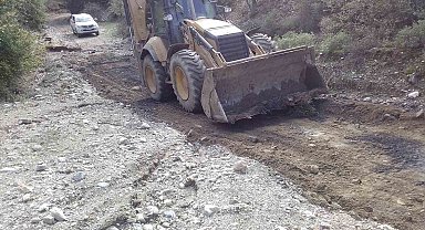 Efeler'de bozulan yollara anında müdahale