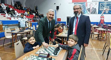 Efeler'de öğrenciler kazanmak için 50 bin hamle gerçekleştirdi