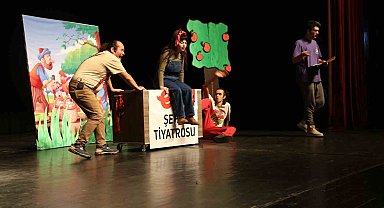 Efeler'in tiyatro sanatçılarından öğrencilere tatil hediyesi