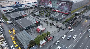 Efsane Kasım indirimi için AVM önünde metrelerce kuyruk oluşturdular