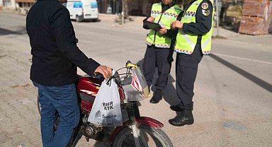 Ehliyetsiz, plakasız ve kasksız yakalandı, "Görmeyiverin ne olacak" dedi