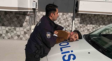 El sallayıp "merhaba" dedi, "bu kadar kovalamaya gerek yok" diyerek polise sitem etti