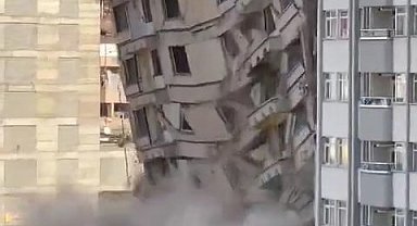 Elazığ'da 8 katlı ağır hasarı bina tek dokunuş ile yıkıldı