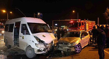 Elazığ'da minibüs ile otomobil çarpıştı: 5 yaralı