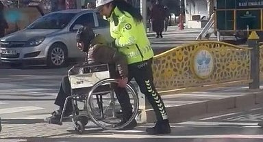 Elazığ'da polisler örnek davranışları ile gönülleri fethetti