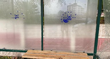 Elazığ'da şehir magandaları durak camlarını kırdı