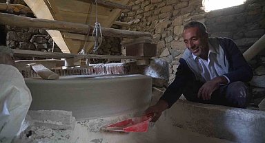 Elazığ'da su değirmeni, ilk günkü gibi buğday öğütmeye devam ediyor