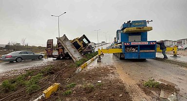 Elazığ'da taşıma aracının üstündeki dozer devrildi