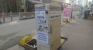 Elektrik panosu değil sanki ilan panosu